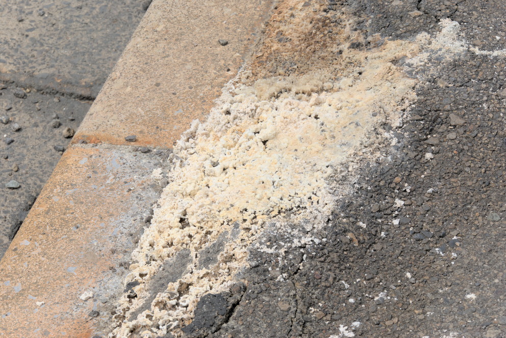 Beppu étant construite sur un volcan, on trouve des infiltrations de soufre sur les trottoirs